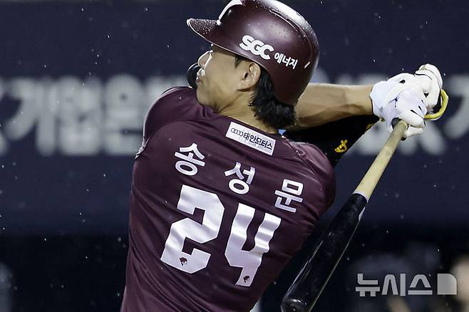 [서울=뉴시스] 최동준 기자 = 지난해 9월11일 서울 잠실야구장에서 열린 2024 KBO 리그 키움 히어로즈 대 LG 트윈스의 경기, 8회초 2사 만루 상황 키움 송성문이 3타점 적시타를 치고 있다. 2024.09.11. photocdj@newsis.com
