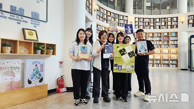 [창원=뉴시스] 강경국 기자 = 경남 창원시 성산도서관과 백현희 사서가 동료들과 함께 2025 창원의 책을 소개하고 있다. 2025.07.02. kgkang@newsis.com