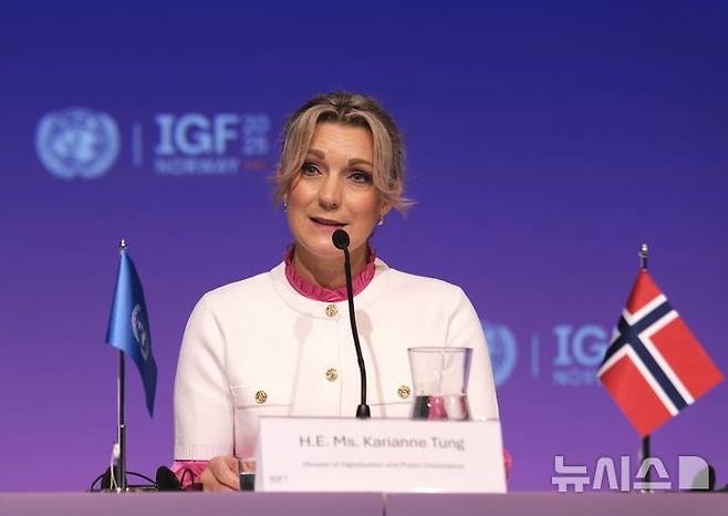 [AP/뉴시스] 노르웨이 정부가 국내 최초로 방사선과 원자력으로부터 국민을 보호하기 위한 새 규제정책을 7월 2일 발표했다. 이는 증가하는 세계적 전쟁위험과 핵 안전을 위한 대비책으로 국제원자력기구(IAEA)의 안전규정에 따른 것이다.  사진은 6월 24일 노르웨이의 릴레스트롬에서 개최된  제 20회 유엔인터넷거버넌스 포럼에서 노르웨이 대표 카리안네 퉁이 발언하고 있는 모습. 2025. 07.03.