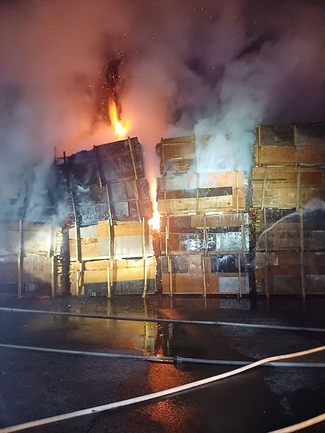 [천안=뉴시스] 3일 새벽 1시24분께 충남 천안시 동남구 성남면 화성리의 한 톱밥 제조공장에서 불이 나 현장에 쌓인 목재더미에서 불꽃과 연기가 발생하고 있다. (사진=천안동남소방서 제공) 2025.07.03. photo@newsis.com *재판매 및 DB 금지