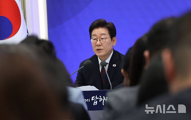 [서울=뉴시스] 고범준 기자 = 이재명 대통령이 3일 청와대 영빈관에서 열린 '대통령의 30일, 언론이 묻고 국민에게 답하다' 기자회견에서 발언하고 있다. (대통령실통신사진기자단) 2025.07.03. bjko@newsis.com