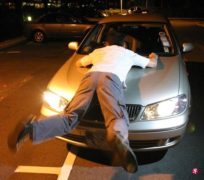 [뉴시스]아내가 밤 늦도록 귀가하지 않아 주차장에 가봤더니 다른 남성과 알몸 상태로 있는 장면을 목격한 남편이 도주하려던 이들을 몸으로 막으려다 부상을 입은 해외 사연이 전해졌다. (사진=연합조보) 2025.7.3 *재판매 및 DB 금지