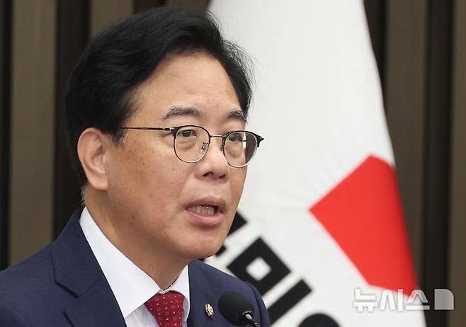 [서울=뉴시스] 조성봉 기자 = 송언석 국민의힘 비상대책위원장 겸 원내대표가 3일 오전 서울 여의도 국회에서 열린 의원총회에서 발언을 하고 있다. 2025.07.03.  suncho21@newsis.com