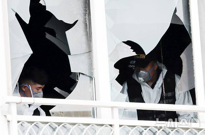 [부산=뉴시스] 하경민 기자 = 부모가 집을 비운 사이 발생한 화재로 8·6세 자매가 숨진 가운데 3일 오전 부산 기장군의 한 아파트 6층 화재현장에서 경찰, 소방, 국립과학수사연구원 등이 합동 감식을 벌이고 있다. 2025.07.03. yulnetphoto@newsis.com