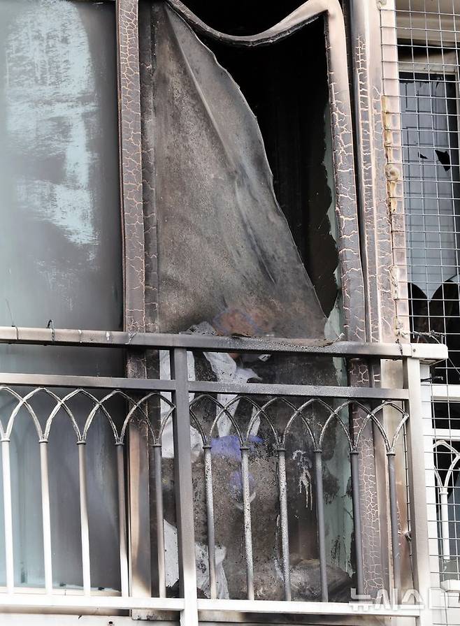 [부산=뉴시스] 하경민 기자 = 부모가 집을 비운 사이 발생한 화재로 8·6세 자매가 숨진 가운데 3일 오전 부산 기장군의 한 아파트 6층 화재현장에서 경찰, 소방, 국립과학수사연구원 등이 합동 감식을 벌이고 있다. 2025.07.03. yulnetphoto@newsis.com