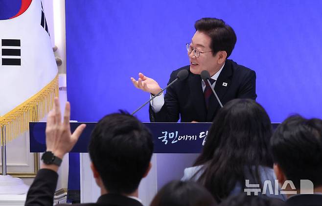 [서울=뉴시스] 고범준 기자 = 이재명 대통령이 3일 청와대 영빈관에서 열린 '대통령의 30일, 언론이 묻고 국민에게 답하다' 기자회견에서 출입기자 질문에 답변하고 있다.  (대통령실통신사진기자단) 2025.07.03. bjko@newsis.com