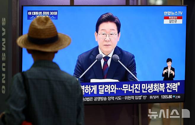 [대구=뉴시스] 이무열 기자 = 3일 대구 동구 동대구역 대합실에서 시민들이 이재명 대통령 취임 30일 기자회견 ‘대통령의 30일, 언론이 묻고 국민에게 답하다’ 기자회견을 시청하고 있다. 2025.07.03. lmy@newsis.com