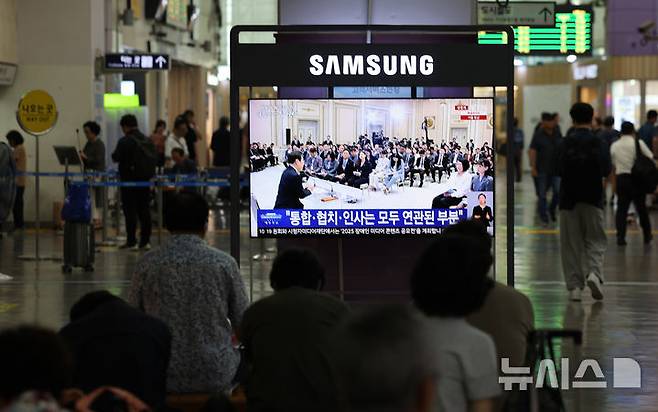 [대구=뉴시스] 이무열 기자 = 3일 대구 동구 동대구역 대합실에서 시민들이 이재명 대통령 취임 30일 기자회견 ‘대통령의 30일, 언론이 묻고 국민에게 답하다’ 기자회견을 시청하고 있다. 2025.07.03. lmy@newsis.com