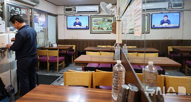 [서울=뉴시스] 권창회 기자 = 3일 서울 중구 남대문시장 내 식당에 이재명 대통령 취임 30일 기자회견 '대통령의 30일, 언론이 묻고 국민에게 답하다'가 생중계되고 있다. 2025.07.03. kch0523@newsis.com