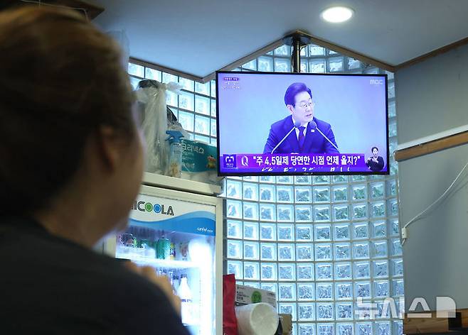[인천=뉴시스] 전진환 기자 = 3일 오전 인천 남동구 구월동의 한 식당에서 식당주인이 이재명 대통령의 '대통령의 30일, 언론이 묻고 국민에게 답하다' 기자회견을 시청하고 있다.  2025.07.03. amin2@newsis.com