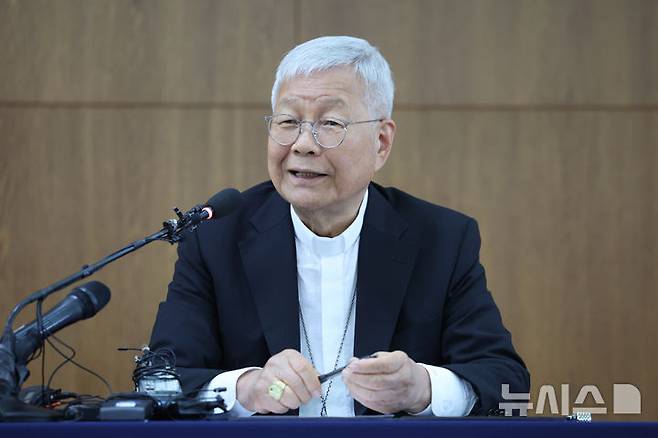 [서울=뉴시스] 박진희 기자 = 교황청 성직자부 장관 유흥식 추기경이 3일 서울 광진구 한국천주교주교회의에서 방한 기자간담회를 하고 있다. 2025.07.03. pak7130@newsis.com