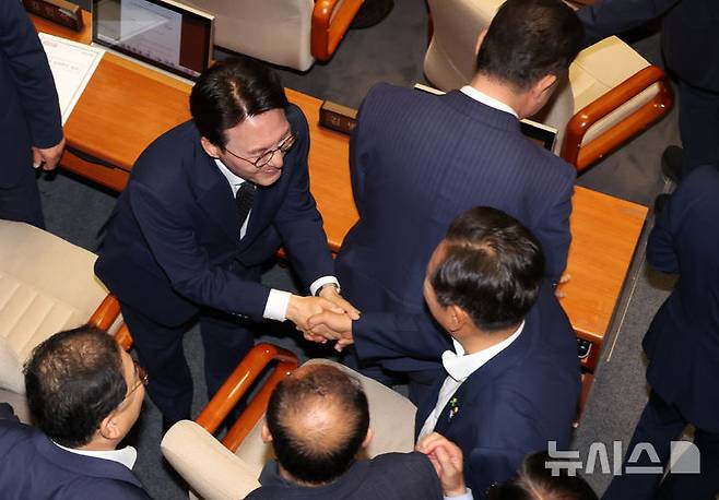 [서울=뉴시스] 고승민 기자 = 3일 서울 여의도 국회에서 열린 제426회 국회(임시회) 제4차 본회의에서 김민석 국무총리 임명동의안이 가결된 후 김 후보자가 동료 의원들에게 축하를 받 있다. 2025.07.03. kkssmm99@newsis.com