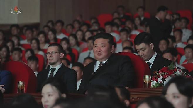 [서울=뉴시스] 김정은 북한 국무위원장이 지난 6월 29일 당 중앙위원회 본부 청사에서 올가 류비모바 러시아 문화부 장관을 접견하고 공연을 관람했다고 조선중앙TV가 30일 보도했다. (사진=조선중앙TV 캡처) 2025.07.03. photo@newsis.com *재판매 및 DB 금지