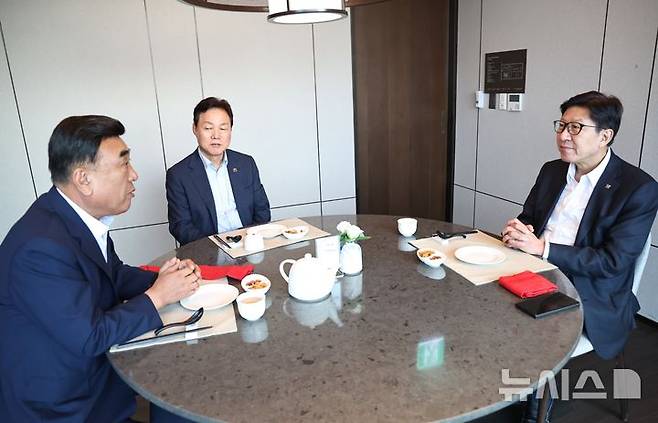 [김해=뉴시스]김두겸(왼쪽부터) 울산시장, 박완수 경남도지사, 박형준 부산시장이 지난 2일 오후 김해시 모처에서 만나 부울경을 대한민국의 새로운 성장 거점으로 만들기 위한 방안과 지역 현안을 논의하고 있다.(사진=경남도 제공) 2025.07.03. photo@newsis.com