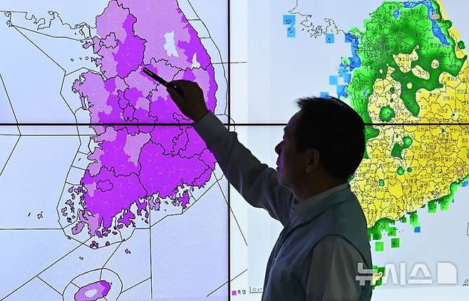 [수원=뉴시스] 김종택 기자 = 전국 대부분 지역에 폭염특보가 발효된 3일 경기 수원시 수도권기상청에서 예보관이 폭염 상황을 모니터링 하고 있다. 2025.07.03. jtk@newsis.com