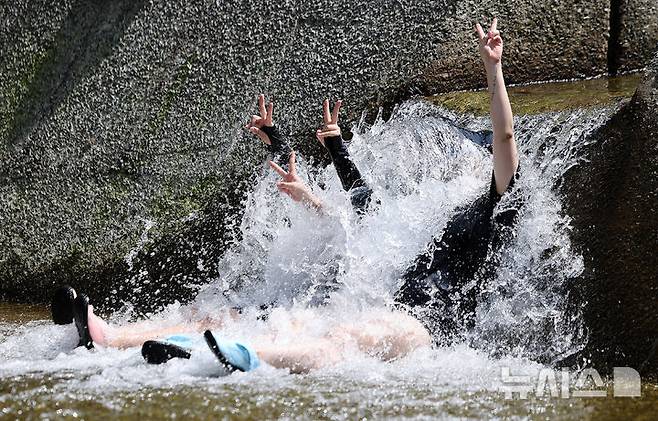 [청도=뉴시스] 이무열 기자 = 폭염이 연일 계속된 3일 경북 청도군 운문사 인근 계곡을 찾은 피서객들이 시원한 물줄기를 맞으며 더위를 식히고 있다. 2025.07.03. lmy@newsis.com