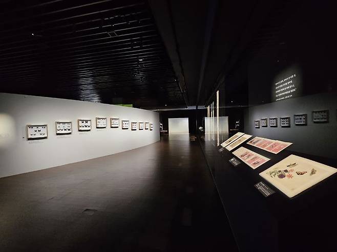 [제주=뉴시스] '제주에 나빌레라-광복 80주년 기념 석주명 특별전' 전시실. (사진=국립제주박물관 제공) 2025.07.03. photo@newsis.com  *재판매 및 DB 금지