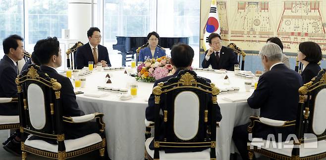 [서울=뉴시스] 최동준 기자 = 이재명 대통령이 3일 서울 한남동 관저에서 열린 국회 비교섭단체 지도부와 오찬회동에서 기본소득당 용혜인 당대표 겸 원내대표 발언을 듣고 있다.왼쪽부터 시계방향으로 진보당 윤종오 원내대표, 개혁신당 천하람 당대표 권한대행 겸 원내대표, 조국혁신당 김선민 당대표 권한대행, 이 대통령, 진보당 김재연 대표, 기본소득당 용혜인 당대표 겸 원내대표, 조국혁신당 서왕진 원내대표, 우상호 정무수석, 강훈식 비서실장. 2025.07.03. photocdj@newsis.com