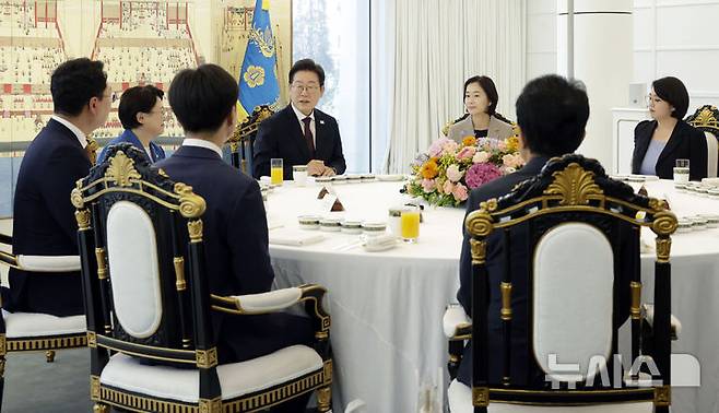 [서울=뉴시스] 최동준 기자 = 이재명 대통령이 3일 서울 한남동 관저에서 열린 국회 비교섭단체 지도부와 오찬회동에서 인사말을 하고 있다.왼쪽부터 시계방향으로 개혁신당 천하람 당대표 권한대행 겸 원내대표, 조국혁신당 김선민 당대표 권한대행, 이 대통령, 진보당 김재연 대표, 기본소득당 용혜인 당대표 겸 원내대표, 진보당 윤종오 원내대표, 사회민주당 한창민 당대표 겸 원내대표. 2025.07.03. photocdj@newsis.com