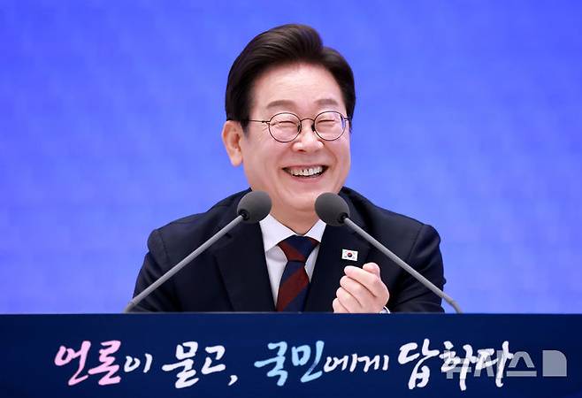 [서울=뉴시스] 고범준 기자 = 이재명 대통령이 3일 청와대 영빈관에서 열린 '대통령의 30일, 언론이 묻고 국민에게 답하다' 기자회견에서 출입기자들 질문에 답변하고 있다. (대통령실통신사진기자단) 2025.07.03. bjko@newsis.com