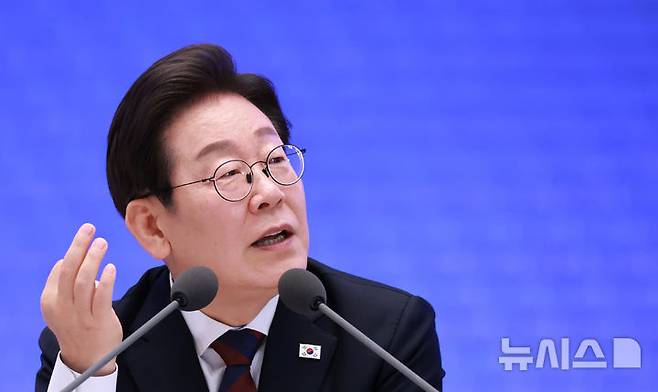 [서울=뉴시스] 고범준 기자 = 이재명 대통령이 3일 청와대 영빈관에서 열린 '대통령의 30일, 언론이 묻고 국민에게 답하다' 기자회견에서 출입기자들 질문에 답변하고 있다. (대통령실통신사진기자단) 2025.07.03. bjko@newsis.com