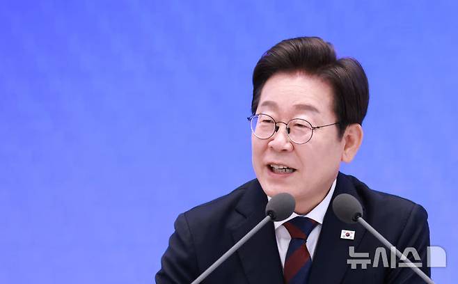 [서울=뉴시스] 고범준 기자 = 이재명 대통령이 3일 청와대 영빈관에서 열린 '대통령의 30일, 언론이 묻고 국민에게 답하다' 기자회견에서 출입기자들 질문에 답변하고 있다. (대통령실통신사진기자단) 2025.07.03. bjko@newsis.com