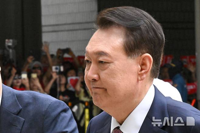 [서울=뉴시스] 사진공동취재단 = 윤석열 전 대통령이 3일 서울 서초구 서울중앙지방법원에서 열린 내란 우두머리 혐의·직권남용 권리행사 방해 혐의 사건 9차 공판에 출석하고 있다. 2025.07.03. photo@newsis.com