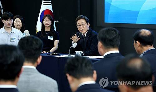 광주·전남 타운홀미팅에서 발언하는 이재명 대통령 (광주=연합뉴스) 홍해인 기자 = 이재명 대통령이 25일 광주광역시 국립아시아문화전당에서 '광주시민·전남도민 타운홀미팅'을 하며 발언하고 있다. 2025.6.25 [대통령실통신사진기자단] hihong@yna.co.kr