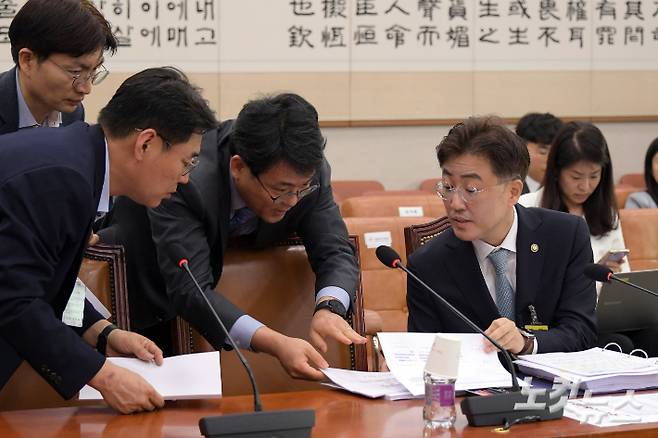 2일 서울 여의도 국회에서 열린 법제사법위원회 법안심사제1소위원회에서 이진수 법무부 차관(오른쪽)이 관계자들의 보고를 받고 있다. 윤창원 기자