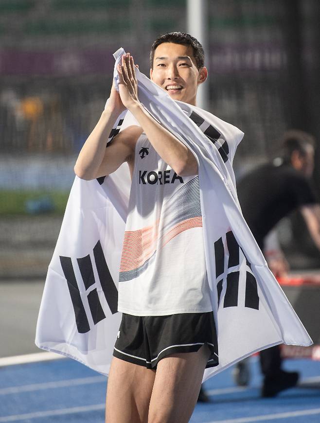 우상혁이 지난 5월 29일 경북 구미시민운동장에서 열린 2025 아시아육상경기선수권대회 남자 높이뛰기 결선에서 2ｍ29를 넘어 정상에 오른 뒤 기뻐하고 있다. 구미시 제공
