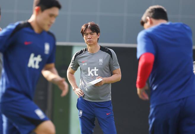 선수들 지켜보는 홍명보 감독. 연합뉴스
