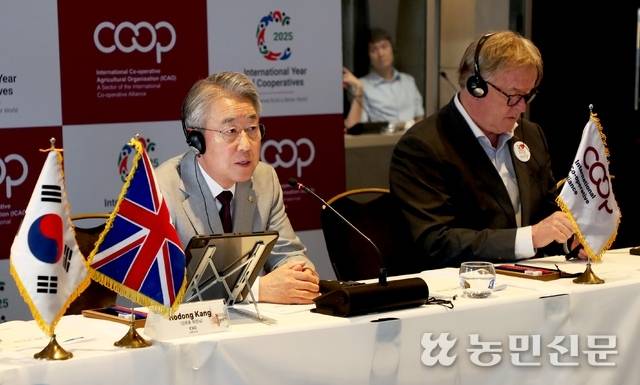 6월30일(현지시각) 영국 맨체스터에서 열린 국제협동조합농업기구(ICAO) 총회에서 ICAO 회장인 강호동 농협중앙회장(왼쪽)과 예룬 더글라스 국제협동조합연맹(ICA) 사무총장이 올해 주요 추진사업을 논의하고 있다.