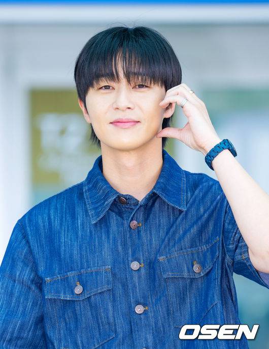 [OSEN=인천공항, 민경훈 기자] 18일 오후 배우 박서준이 해외일정 참석 차 인천국제공항을 통해 출국했다. 배우 박서준은 이날 명품 브랜드 해외 행사 일정 참석 차 홍콩으로 출국했다.배우 박서준이 출국길에 포즈를 취하고 있다. 2025.06.18 / rumi@osen.co.kr