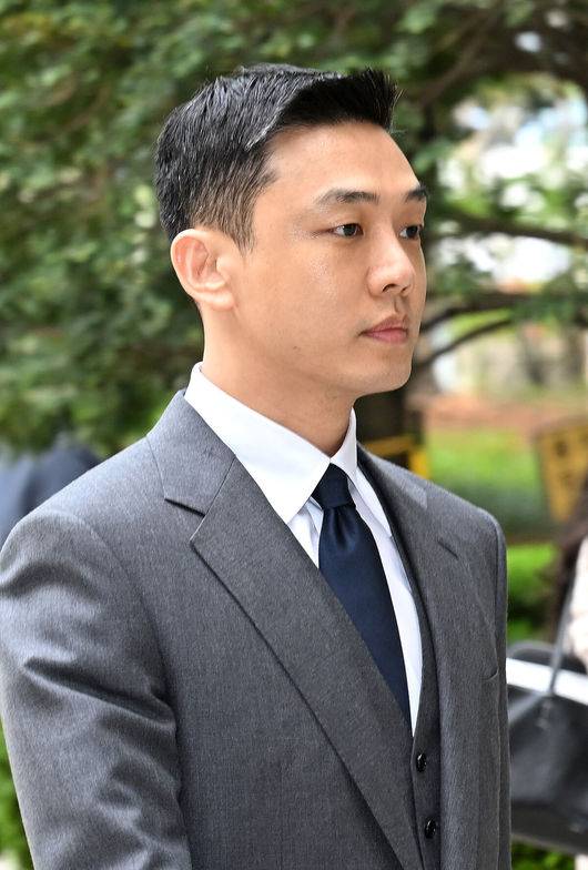 [OSEN=이대선 기자] 16일 서울중앙지법에서 마약 상습 투약 혐의로 기소된 배우 유아인의 4차 공판이 열렸다.이날 서울중앙지법 형사합의25-1부는 마약류관리법 위반(향정), 대마 흡연 및 교사, 증거인멸 교사, 의료법 위반, 사기 등 혐의로 불구속 기소된 유아인에 대한 네 번째 공판기일을 진행했다.유아인이 법정으로 향하고 있다. 2024.04.16 /sunday@osen.co.kr