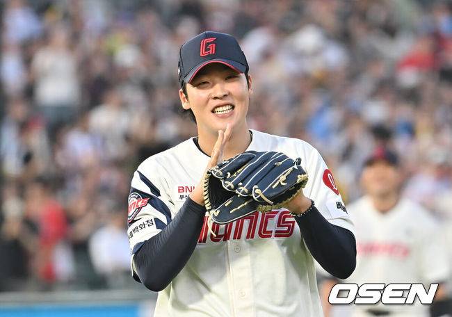 [OSEN=부산, 이석우 기자] 3일 부산 사직야구장에서 2025 신한 SOL 뱅크 KBO 리그 롯데 자이언츠와 LG 트윈스의 경기가 열렸다. 홈팀 롯데는 이민석이, 방문팀 LG는 손주영이 선발 출전했다.롯데 자이언츠 이민석이 4회초 2사 1루 LG 트윈스 천성호의 직선타를 잡은 정훈을 보며 활짝 웃고 있다. 2025.07.03 / foto0307@osen.co.kr