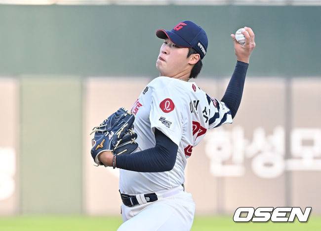 [OSEN=부산, 이석우 기자] 3일 부산 사직야구장에서 2025 신한 SOL 뱅크 KBO 리그 롯데 자이언츠와 LG 트윈스의 경기가 열렸다. 홈팀 롯데는 이민석이, 방문팀 LG는 손주영이 선발 출전했다.롯데 자이언츠 선발 투수 이민석이 역투하고 있다. 2025.07.03 / foto0307@osen.co.kr