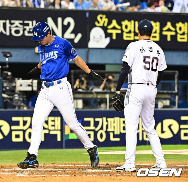 [OSEN=잠실, 지형준 기자] 3일 오후 서울 잠실구장에서 ‘2025 신한 SOL Bank KBO리그’ 두산 베어스와 삼성 라이온즈의 경기가 열렸다.두산은 곽빈, 삼성은 최원태가 선발로 나섰다.7회초 1사 1,3루에서 삼성 구자욱이 두산 양의지 포일로 득점에 성공하고 있다. 2025.07.03 /jpnews@osen.co.kr