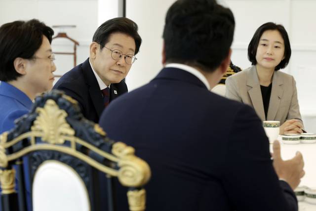 ▲이재명 대통령이 3일 서울 한남동 관저에서 열린 비교섭단체 5당 지도부 오찬 회동에서 개혁신당 천하람 당대표 권한대행 겸 원내대표의 발언을 듣고 있다. ⓒ연합뉴스