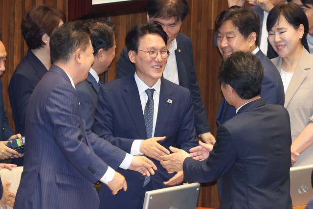 ▲김민석 국무총리 후보자가 3일 국회 본회의에서 임명동의안 통과 후 동료 의원들로부터 축하받고 있다. ⓒ연합뉴스