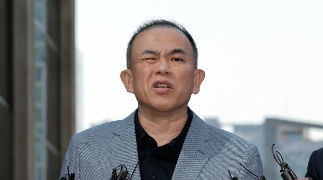 ▲29일 '정치 브로커' 명태균 씨가 윤석열 전 대통령 부부와 구(舊)여권 정치인 다수가 연루된 공천 개입·여론조사 의혹 관련 조사를 받기 위해 서초구 서울고검으로 들어서며 취재진 질문에 답하다 한쪽 눈을 감고 있다. ⓒ연합뉴스