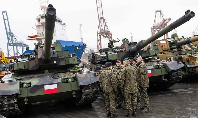 폴란드 군인들이 지난 2022년 12월 6일(현지시간) 그디니아에서 한국산 K-2GF 전차 앞에 선 채 이야기를 나누고 있다. AFP 통신