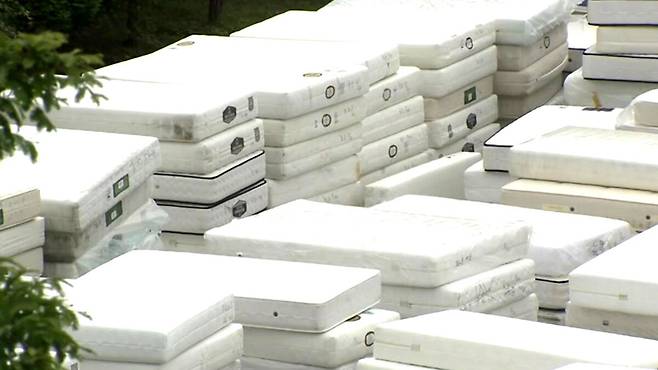 2018년 라돈 검출로 수거된 침대 매트리스가 야적장에 쌓여 있다. 세계일보 자료사진