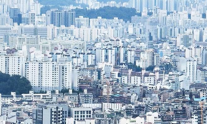정부의 고강도 대출 규제 발표 직후 서울의 아파트 매매가격 상승폭이 다소 둔화한 것으로 나타났다. 연합뉴스