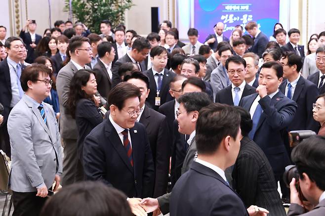 이재명 대통령이 3일 청와대 영빈관에서 열린 '대통령의 30일, 언론이 묻고 국민에게 답하다' 기자회견에서 출입기자들과 인사를 하고 있다. 대통령실통신사진기자단