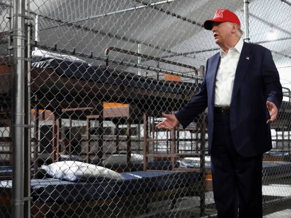 “악어로부터 도망치려면”… 트럼프 ‘앨커트래즈’ 방문 - 도널드 트럼프 미국 대통령이 1일(현지시간) 미 플로리다주 남부 열대 습지 에버글레이즈에 신설된 불법 이민자 구금시설 ‘앨리게이터(악어) 앨커트래즈’ 개소식에서 발언하고 있다. 이 시설 주변에는 악어, 독사가 서식해 탈옥이 불가능하다는 의미로 샌프란시스코 유명 교도소 명칭 ‘앨커트래즈’를 붙였다. 트럼프 대통령은 시설 시찰 전 백악관에서 “불법 이민자들에게 악어로부터 도망치는 법을 가르치겠다”며 “직선으로 뛰지 않으면 살 확률이 1%는 높아질 것”이라고 말했다. 에버글레이즈 EPA 연합뉴스