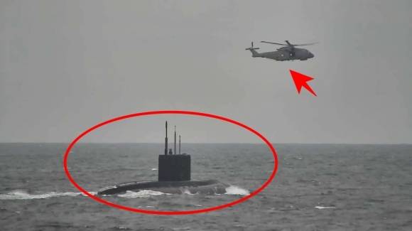 영국해협에 진입하려는 러시아 잠수함(오른쪽 동그라미)을 감시하는 영국 해군 소속 헬리콥터(왼쪽). 영국 왕립 해군 웹사이트 제공