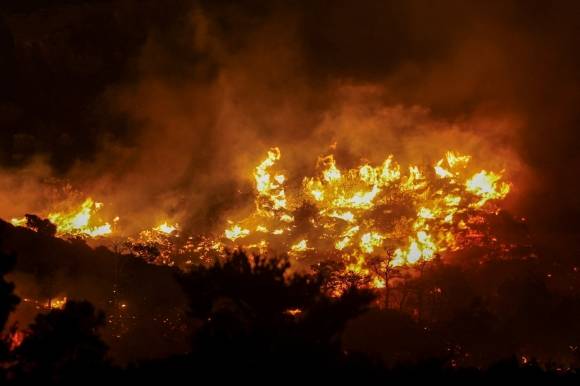 지난 2일 크레타섬 이에라페트라 인근에서 산불이 타오르고 있다. 로이터 연합뉴스