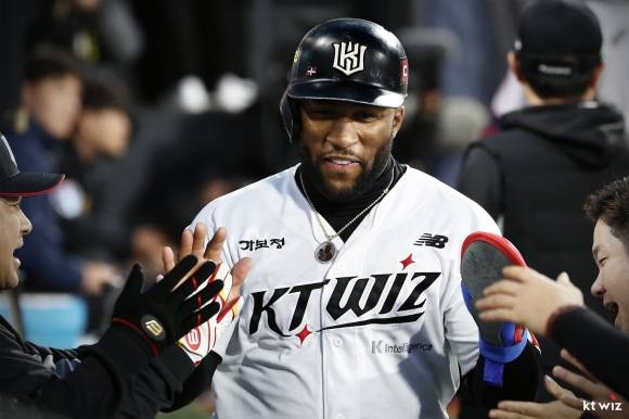 kt 위즈 멜 로하스 주니어가 지난 3월 28일 부산 사직야구장에서 열린 2025 KBO리그 정규시즌 롯데 자이언츠와의 원정 경기에서 득점한 뒤 동료들과 세레머니하고 있다. kt 위즈 제공