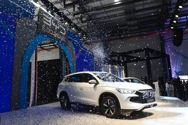 이달 1일(현지 시간) 중국 전기차 제조업체 비야디(BYD)가 중국 밖에서 지은 최초 공장인 브라질 바히아주 공장에서 ‘1호차’ 출고 기념 행사가 진행되고 있다. 신화연합뉴스