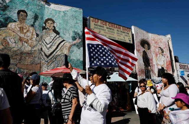 지난 1일(현지 시간) 미국 캘리포니아 로스엔젤레스에서 미국 이민세관단속국(ICE)에 반대하는 시위가 펼쳐지고 있다. AFP연합뉴스